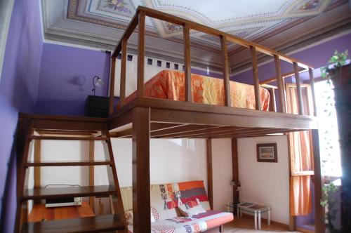 ein Schlafzimmer mit einem Etagenbett in einem Zimmer in der Unterkunft B&B Porta San Frediano in Florenz