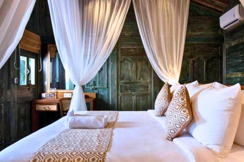 Una cama o camas en una habitación de Galaksi 1 BR Share Pool JU32