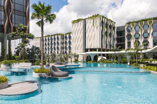 シンガポールにあるThe Outpost Hotel Sentosa by Far East Hospitalityのリゾートのスイミングプールのイメージ