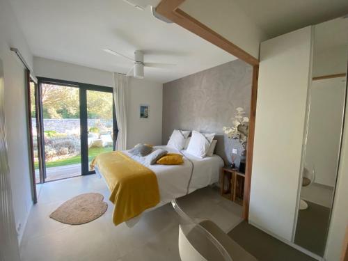une chambre avec un lit et une grande fenêtre dans l'établissement Casa Felicia, à Bonifacio