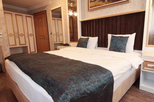 a bedroom with a large bed in a room at Vivaldi Park Hotel in Ankara