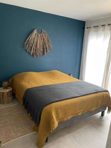 - une chambre bleue dotée d'un lit avec un mur bleu dans l'établissement Casa Sophie, à Capo