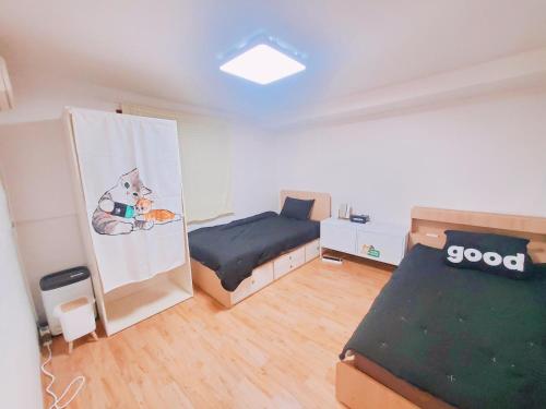 una pequeña habitación con una cama en Naru Hostel Korea, en Seúl