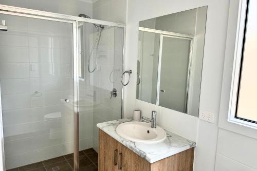 Et badeværelse på Cabin Retreat 1 Bedroom, 1 Bathroom