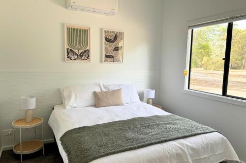 En eller flere senge i et værelse på Cabin Retreat 1 Bedroom, 1 Bathroom