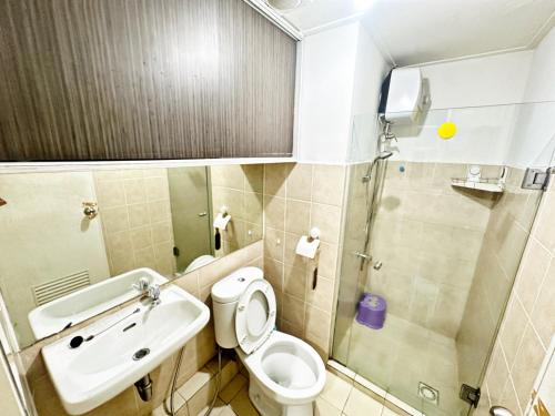 Cozy 2BR Apt with direct access to Mall @Green Bay Pluit Apartment في جاكرتا: حمام مع مرحاض ومغسلة ودش