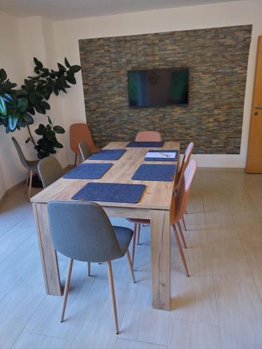 Televízia a/alebo spoločenská miestnosť v ubytovaní Appartementhaus Gleirscher