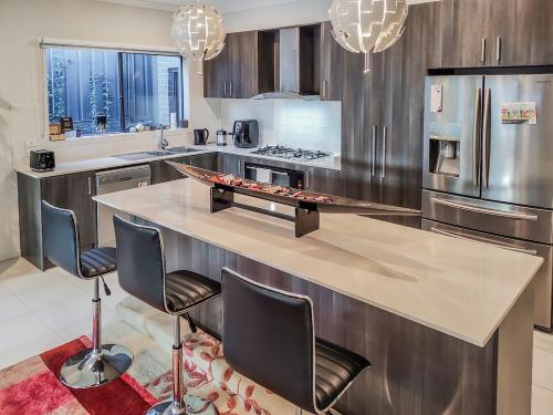 una cocina con una encimera grande con sillas. en Dream Clyde Family Home Movie Theater and Pool Table, en Clyde