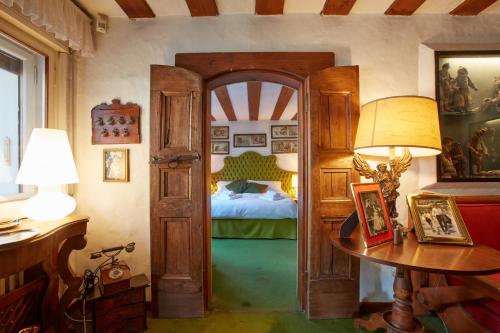 una camera da letto con un letto e un tavolo con una lampada di Lioda Castle a Cortina dʼAmpezzo