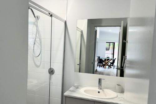 Et badeværelse på 2 Bedroom, 1 Bathroom Cabin Retreat