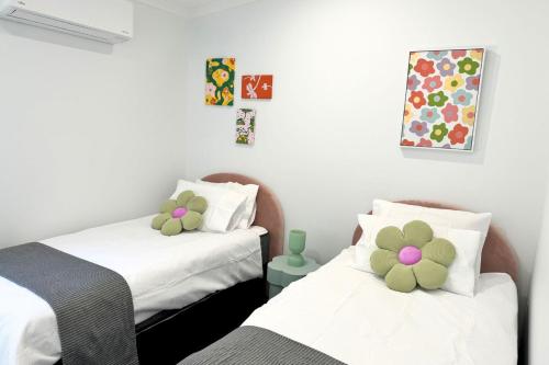 En eller flere senge i et værelse på 2 Bedroom, 1 Bathroom Cabin Retreat