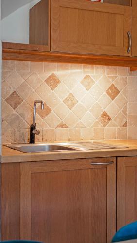 Il dispose d'une cuisine avec un évier et un mur carrelé. dans l'établissement Le MAZET du CIGALON, Ensoleillé à Font Mourier, à Gassin