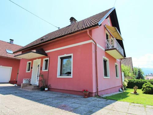 uma casa vermelha e amarela com em Modern apartment with garden near the Petzen ski area in Eberndorf Carinthia em Eberndorf