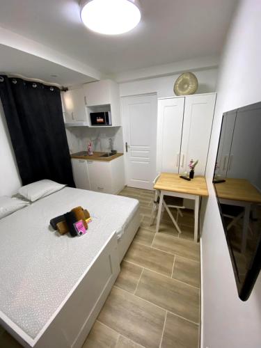 une chambre avec un lit avec un ours en peluche dessus dans l'établissement Villa Paradis Étoilé luxe & 4, à Nice