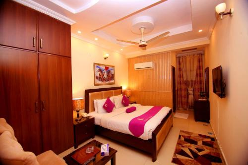 Habitación de hotel con cama y sofá en Premier Inn Grand Gulberg Lahore en Lahore