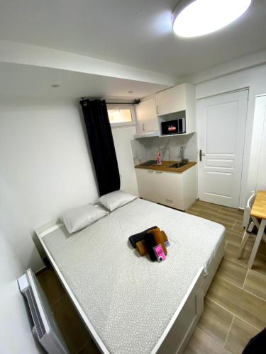 Ce lit se trouve dans une petite chambre dotée d'une cuisine. dans l'établissement Villa Paradis Étoilé luxe & 4, à Nice