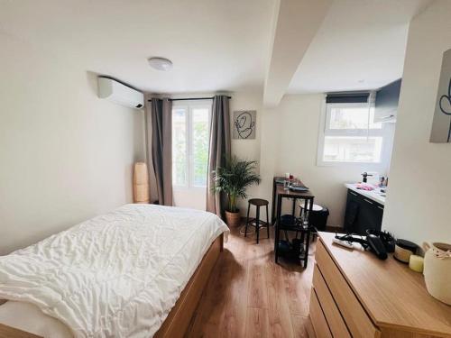 une chambre avec un lit, un bureau et un lavabo dans l'établissement Proche promenade des Anglais, à Nice