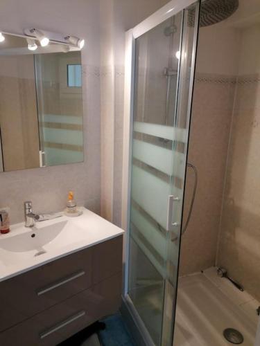 Photo de la galerie de l'établissement Apt 5 pers avec piscine collective climatisation Wifi V0760, à Vias