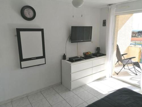 Photo de la galerie de l'établissement Apt 5 pers avec piscine collective climatisation Wifi V0760, à Vias