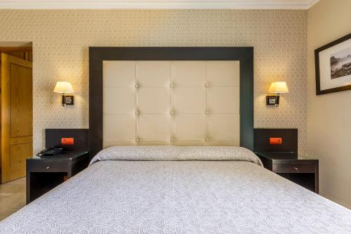 Uma cama ou camas num quarto em Hotel Torremar - Mares