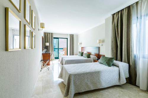 Postel nebo postele na pokoji v ubytování Hotel Torremar - Mares