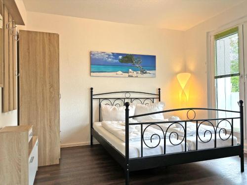1 dormitorio con 1 cama en una habitación con ventana en Hammerhotel Apartments Halle Saale, en Halle an der Saale