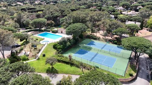 - une vue aérienne sur un domaine avec un court de tennis dans l'établissement Le MAZET du CIGALON, Ensoleillé à Font Mourier, à Gassin