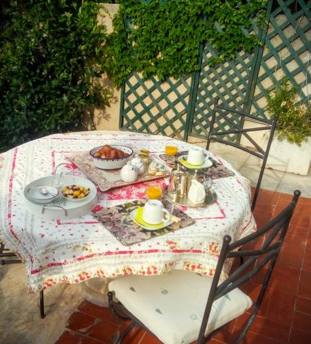 Una mesa con un plato de comida encima en Hote-Aix-Centre-garage-piscine, en Aix-en-Provence