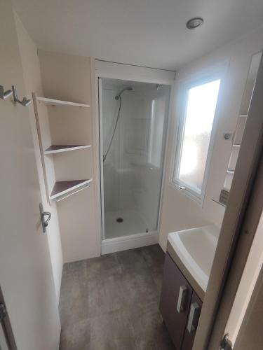 une salle de bain avec douche et lavabo dans l'établissement LocaMobi, à Torreilles