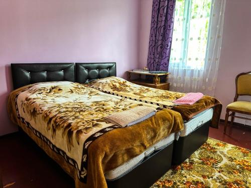 Una cama o camas en una habitación de Armazi