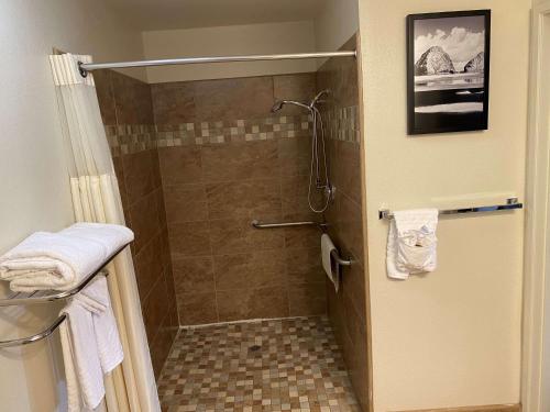 y baño con ducha alicatada. en Best Western PLUS Inn of Hayward, en Hayward