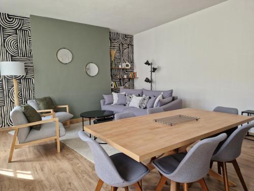 un salon avec une table et un canapé dans l'établissement Gîte Des Tables - Cathédrale, Cœur historique, Vue, au Puy-en-Velay