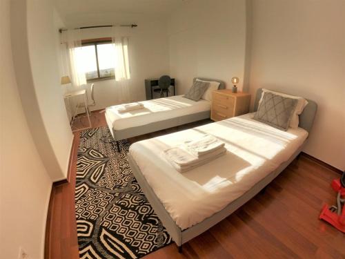 Postel nebo postele na pokoji v ubytování Lisbon T2 apartment in condominium in Linda-a-Velha Oeiras Lisbon