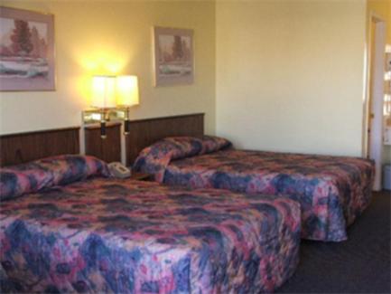 Postel nebo postele na pokoji v ubytování Americas Best Value Inn Comanche