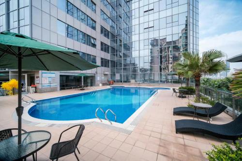 a swimming pool in the middle of a building at 深圳花园格兰云天大酒店-免费迷你吧&延迟14点离店 in Shenzhen