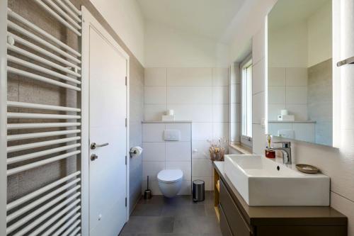 Bilik mandi di Beautiful Villa Marika with pool in Vizinada