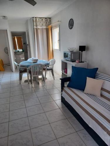 un salon avec un canapé et une table dans l'établissement T2 climatisé front de mer avec terrasse et parking - V0742, à Vias