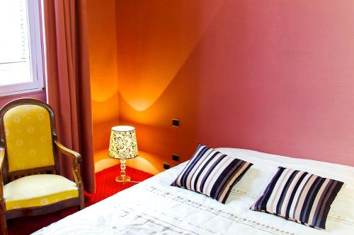 une chambre avec un lit, une chaise et une lampe dans l'établissement Trois Conils - Localisation exceptionnelle 3 chambres 3 salles de bain Parking, à Bordeaux