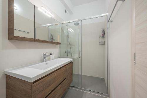 Elegant 2BR with Jacuzzi & Acropolis View