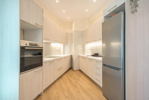 Elegant 2BR with Jacuzzi & Acropolis View