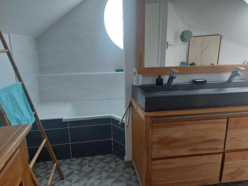 une salle de bain avec un lavabo et un miroir dans l'établissement Villa de vacances au bord de mer, à l'Île-Tudy