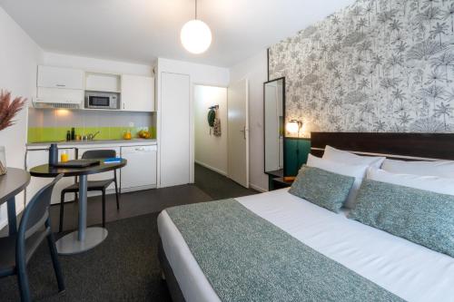 Dapur atau dapur kecil di Nemea Appart Hotel Home Suite Nancy Centre
