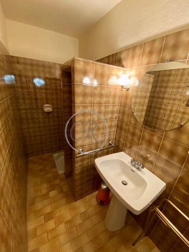 une salle de bain avec un lavabo et une douche dans l'établissement Belle villa piscine vue mer, au Lavandou