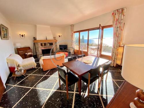 un salon avec une table, des chaises et un canapé dans l'établissement Belle villa piscine vue mer, au Lavandou
