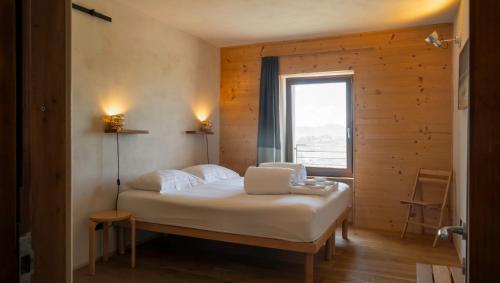Postel nebo postele na pokoji v ubytování Le Spine B&B sulla Via Francigena