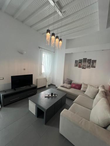 ein Wohnzimmer mit einem Sofa und einem Couchtisch in der Unterkunft Beautiful apartment in Mykonos town ! in Mykonos Stadt