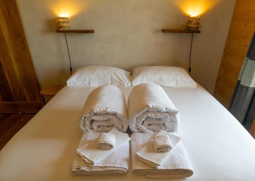 a bedroom with two beds with towels on them at Le Spine B&B sulla Via Francigena in Berceto