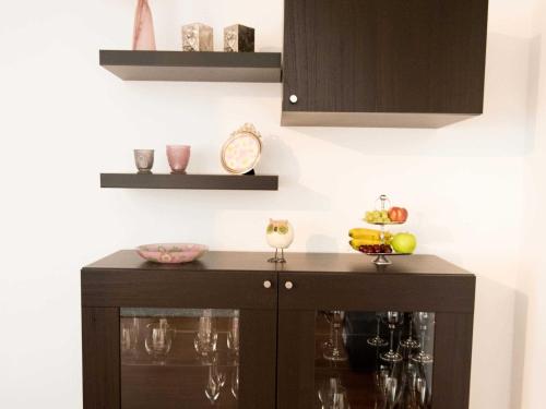 a kitchen with a counter with wine glasses at Ferienwohnung Stadtperle Leer 15152 in Leer