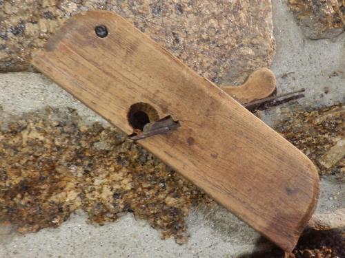 a wooden spoon sitting on top of the ground at Casas do Durão-Memories House in Lajeosa