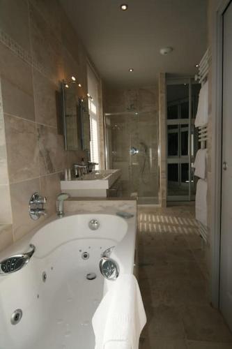 une grande salle de bain avec baignoire et douche dans l'établissement Villa coup de cœur, 50 m plage et Thermes marins, à Saint-Malo